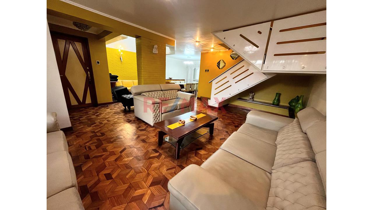 ¡Amplia Casa De 3 Pisos En Urbanización Linda Vista De Monterrico - Ate - 2