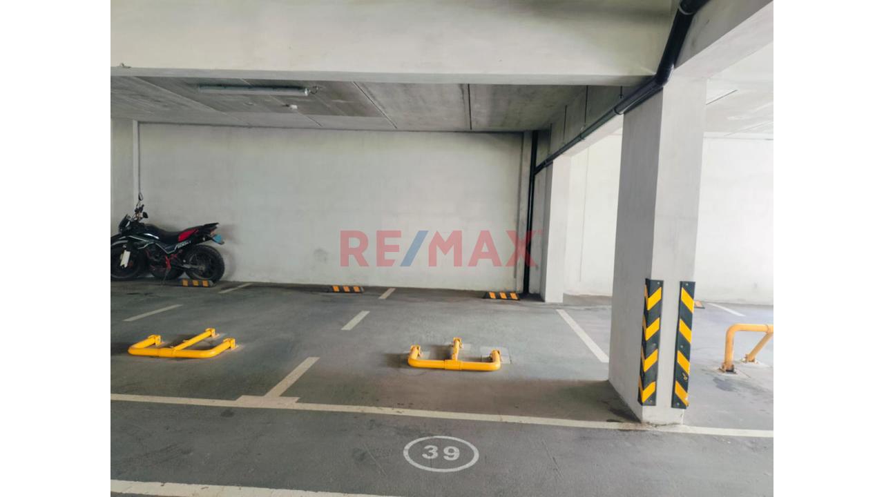 Venta De Cochera Techada  En Condominio - 2