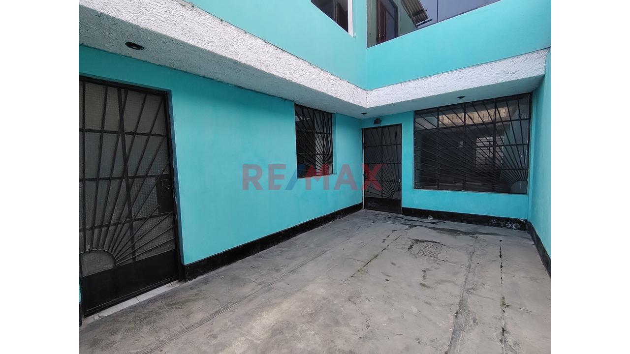 Casa En Venta En Villa El Salvador 108M2 06Dorm Cochera — foto 2