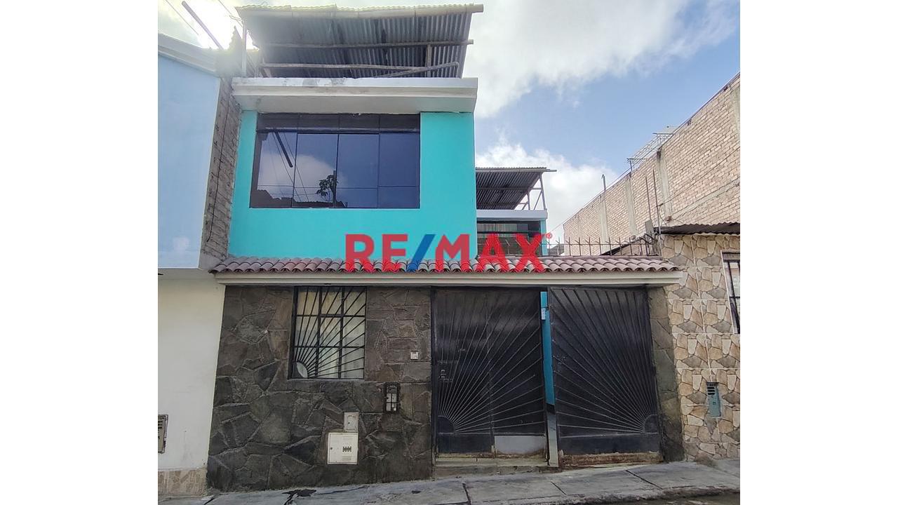 Casa En Venta En Villa El Salvador 108M2 06Dorm Cochera