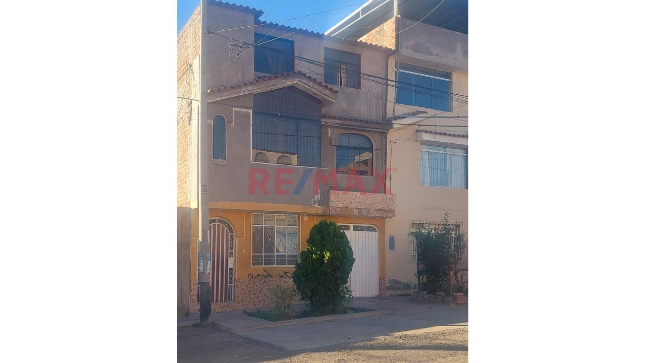 En Venta Casa De 3 Pisos ,  Mariano Melgar Parte Baja