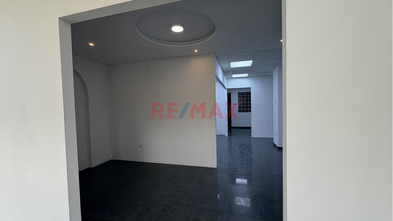 ¡Oportunidad Comercial! Local En Av. Primavera - 7