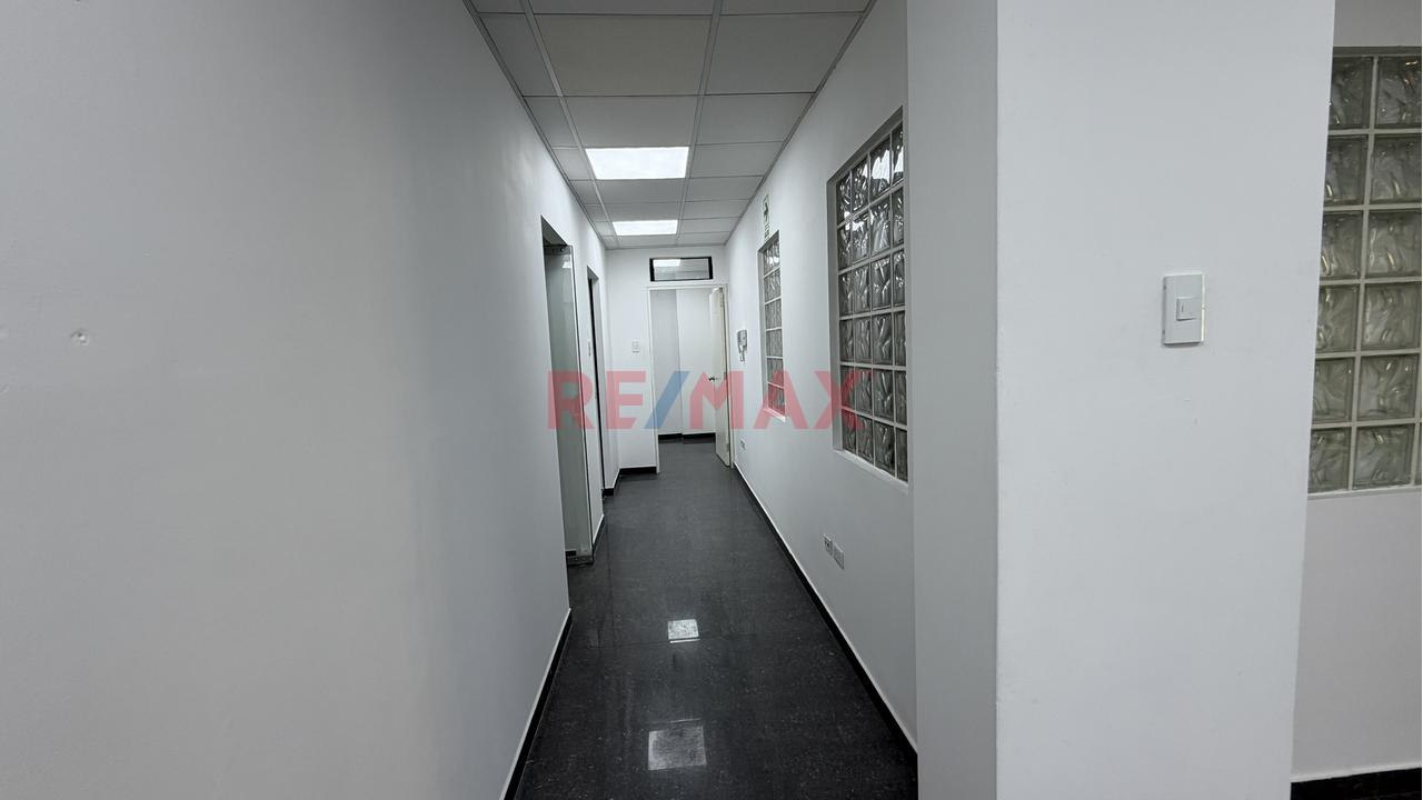 ¡Oportunidad Comercial! Local En Av. Primavera - 5