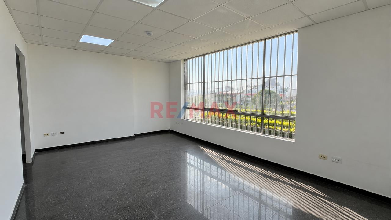 ¡Oportunidad Comercial! Local En Av. Primavera - 9