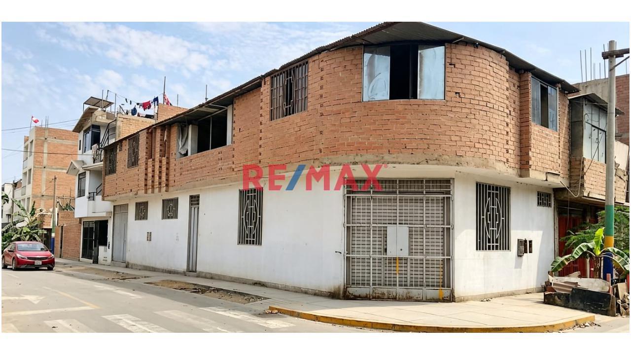 Venta De Casa + Local A 3 Cuadras De La Av Tantamayo En Smp