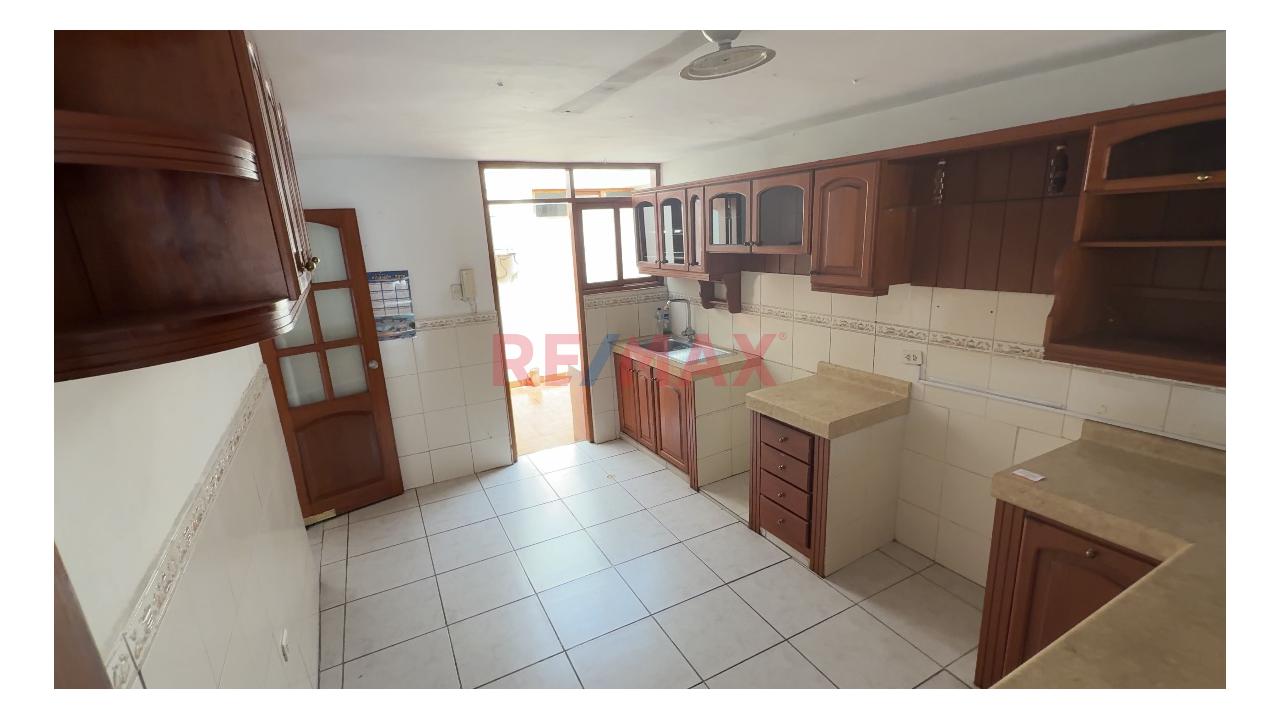 Casa En Venta En Excelente Ubicación -  4 Dorm Alt Cdra 4 De Av Mcal Castilla - Surco — foto 5