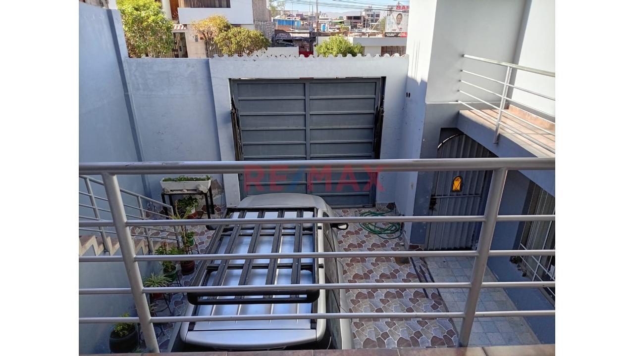 Casa Urbana Con Dos Departamentos Independientes En Plena Av Principal - 7