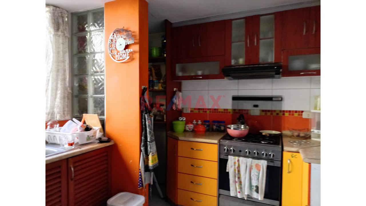 Casa Urbana Con Dos Departamentos Independientes En Plena Av Principal - 3