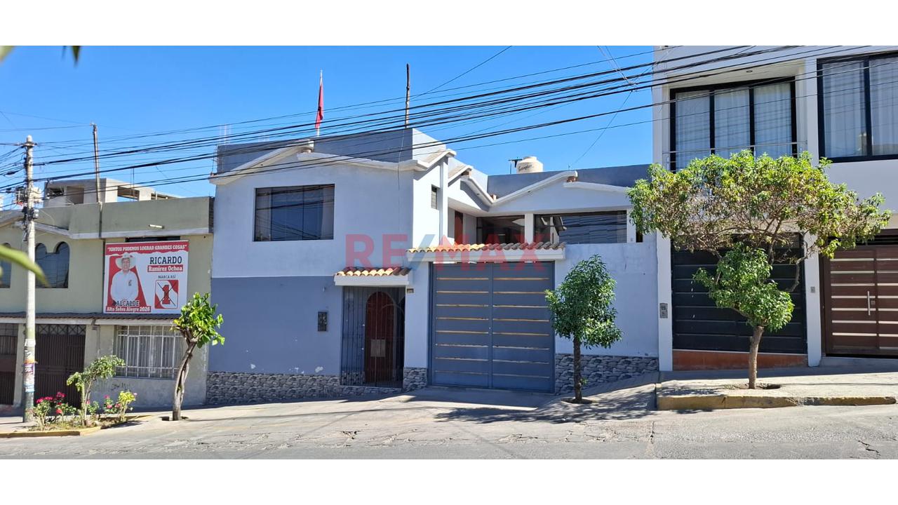 Casa Urbana Con Dos Departamentos Independientes En Plena Av Principal - 1