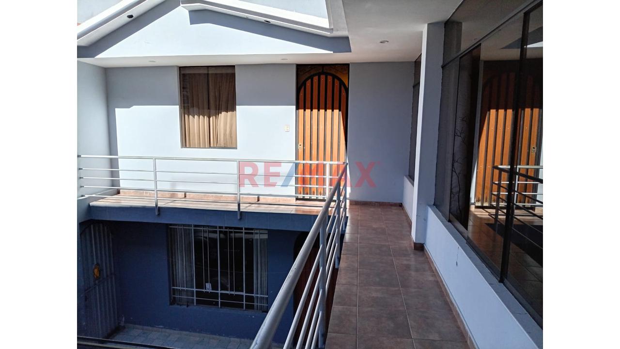 Casa Urbana Con Dos Departamentos Independientes En Plena Av Principal - 5