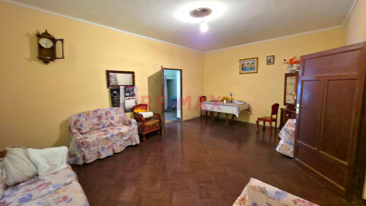 Venta De Casa 3 Pisos :Departamentos Independientes + Local Smp - 8