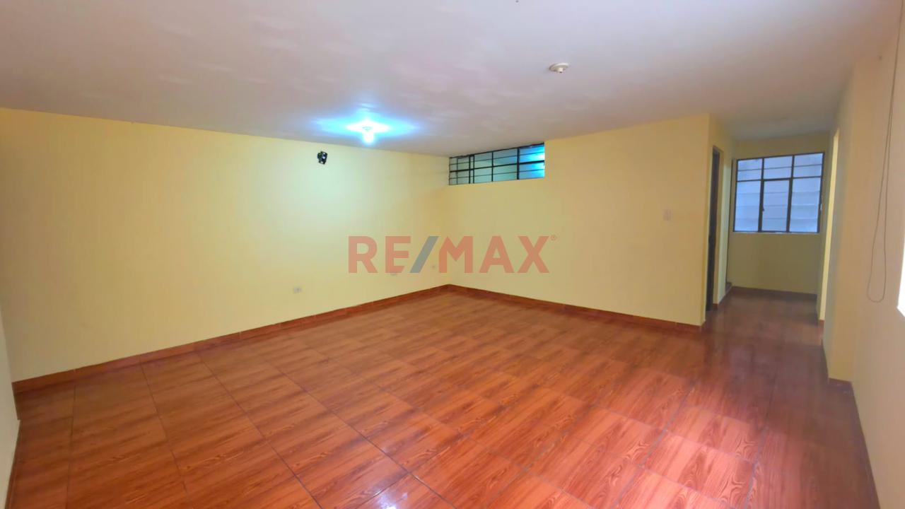 Venta De Casa 3 Pisos :Departamentos Independientes + Local Smp - 9