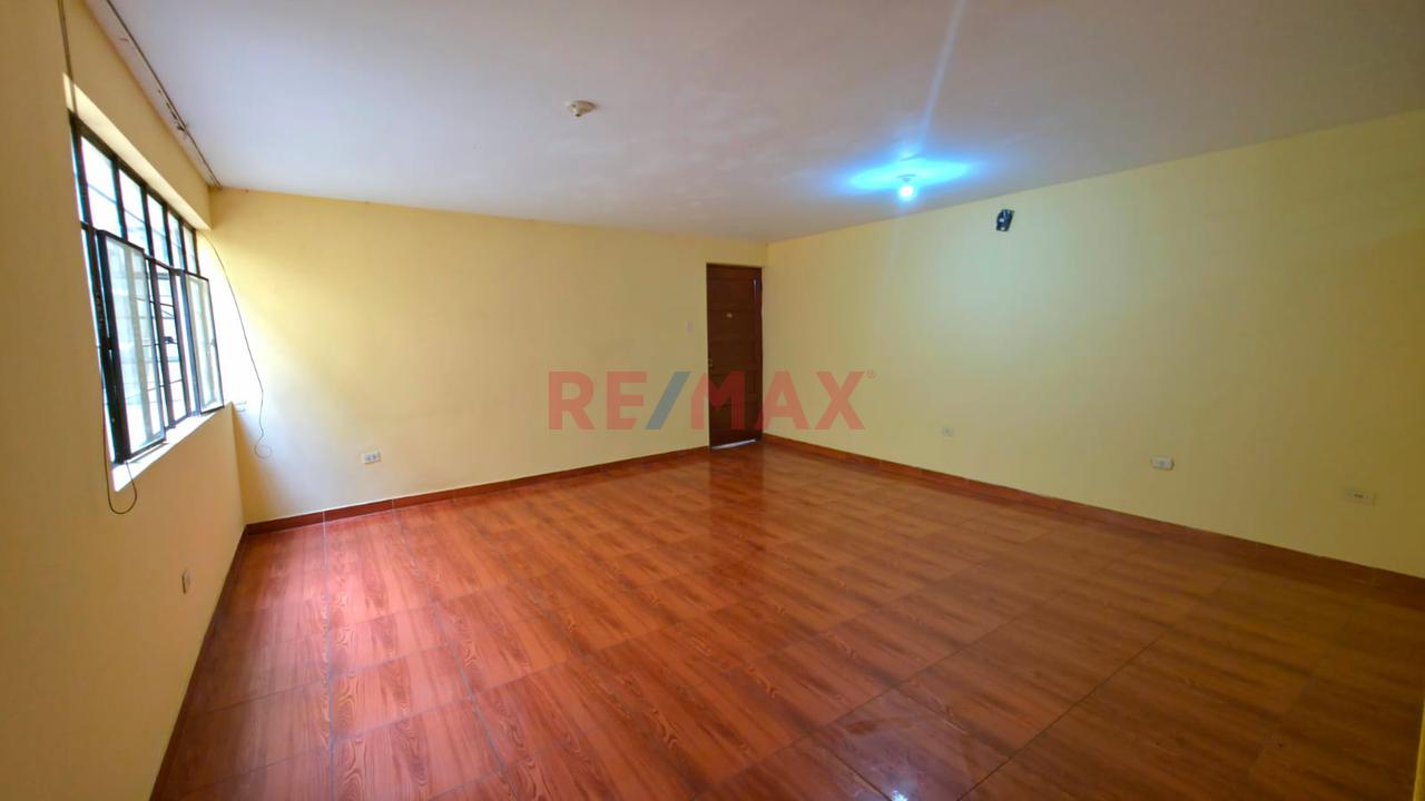 Venta De Casa 3 Pisos :Departamentos Independientes + Local Smp - 6