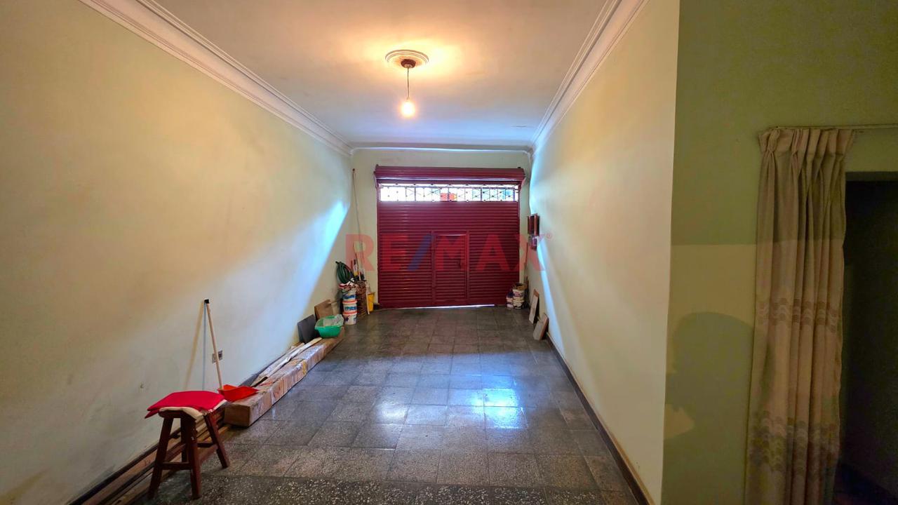 Venta De Casa 3 Pisos :Departamentos Independientes + Local Smp - 7
