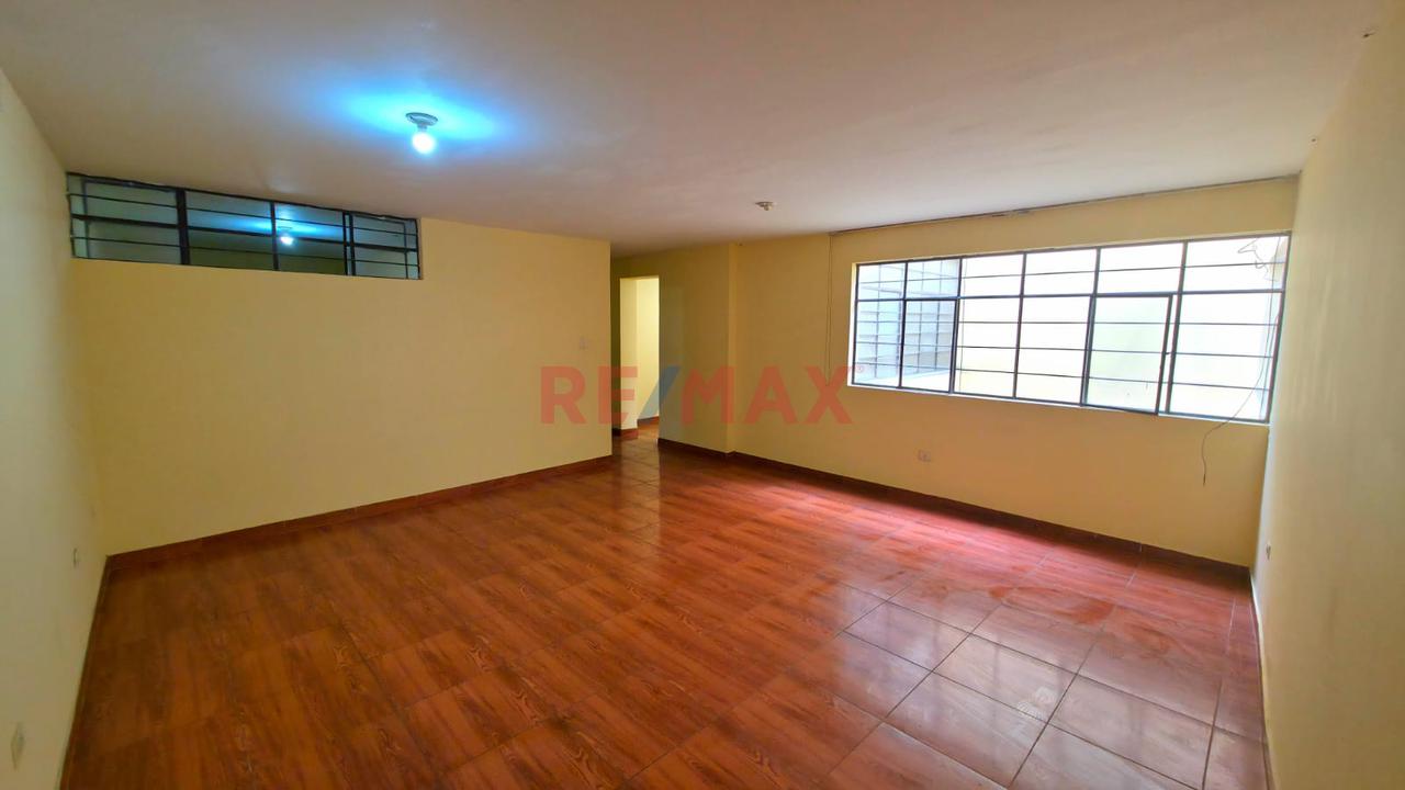 Venta De Casa 3 Pisos :Departamentos Independientes + Local Smp - 2