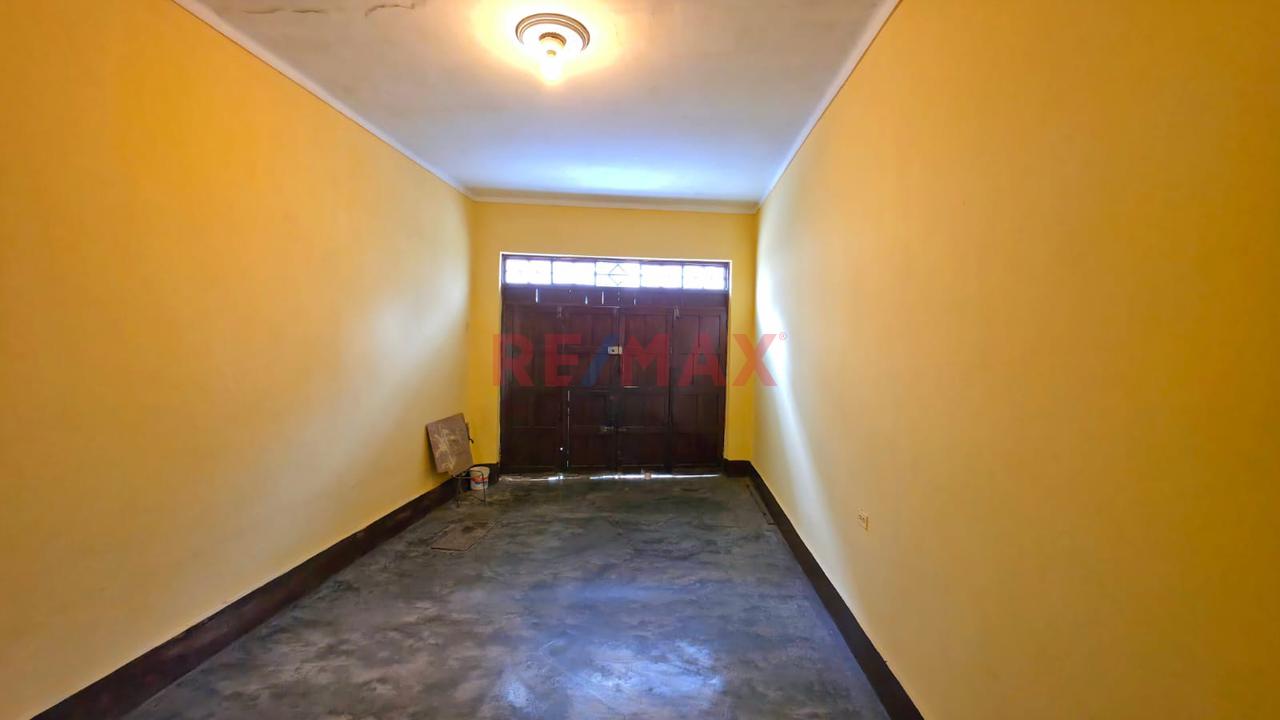 Venta De Casa 3 Pisos :Departamentos Independientes + Local Smp - 4