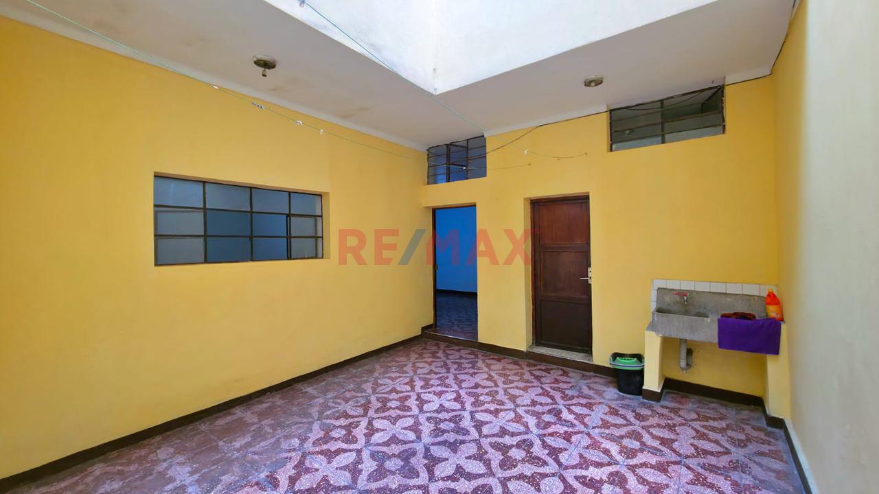 Venta De Casa 3 Pisos :Departamentos Independientes + Local Smp - 5