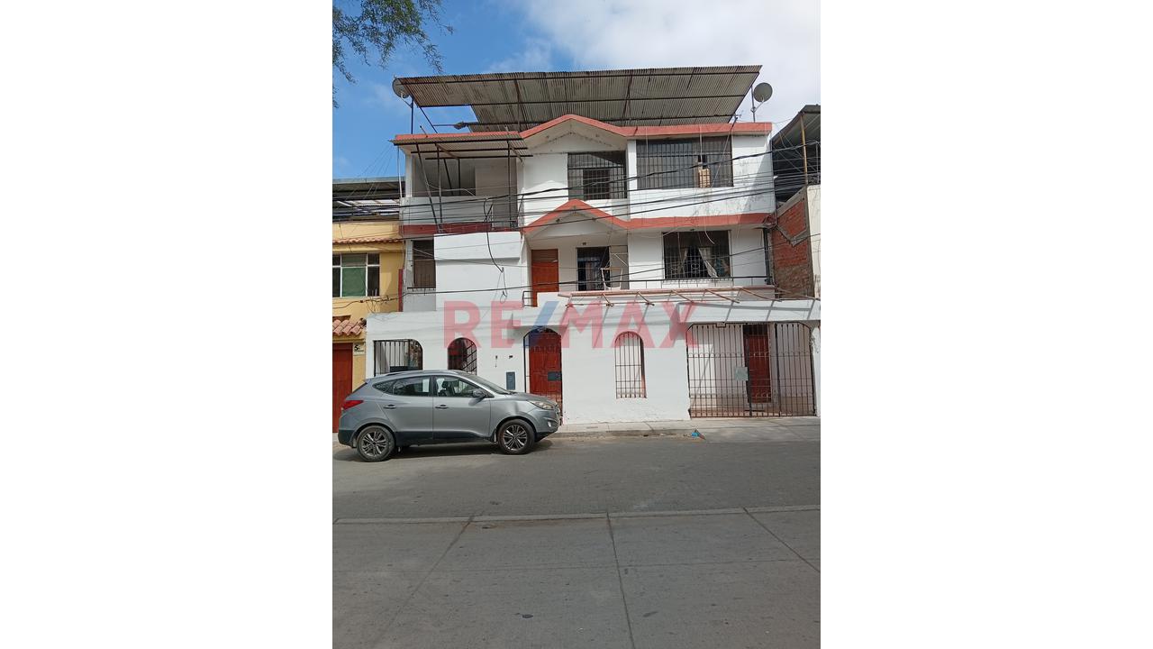 Se Vende Propiedad En Urb. Miraflores Calle Las Carolinas Mz. H1 Lote 8 Que Consta De 5 Dptos. Con Partidas Independientes. - 1