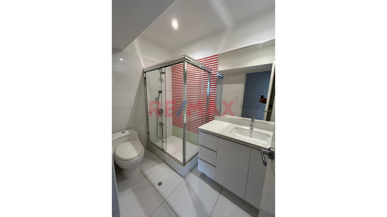 Hermoso Departamento De 4 Dorm, Remodelado Y Con Vista Lateral Al Golf De San Isidro. — foto 4