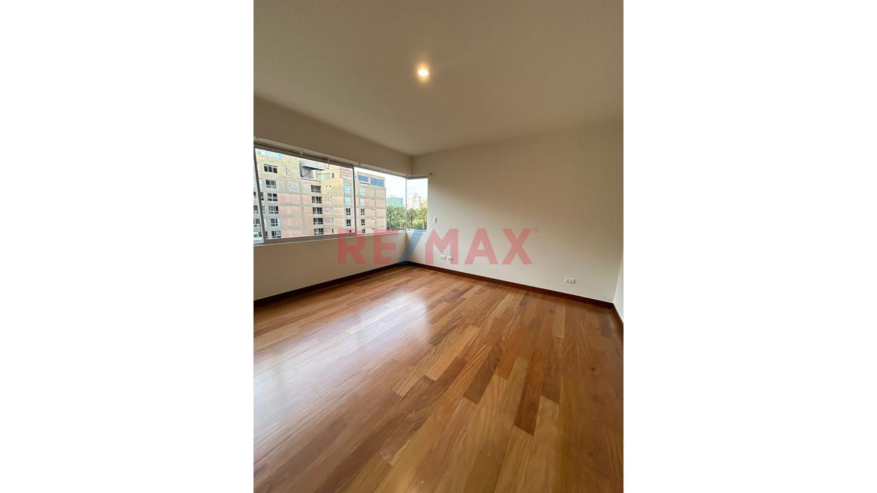 Hermoso Departamento De 4 Dorm, Remodelado Y Con Vista Lateral Al Golf De San Isidro. — foto 6