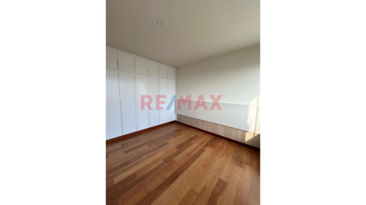 Hermoso Departamento De 4 Dorm, Remodelado Y Con Vista Lateral Al Golf De San Isidro. — foto 3