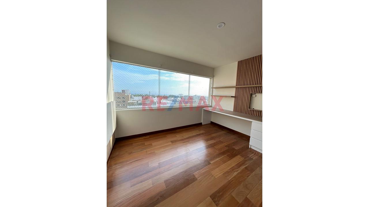 Hermoso Departamento De 4 Dorm, Remodelado Y Con Vista Lateral Al Golf De San Isidro. — foto 11
