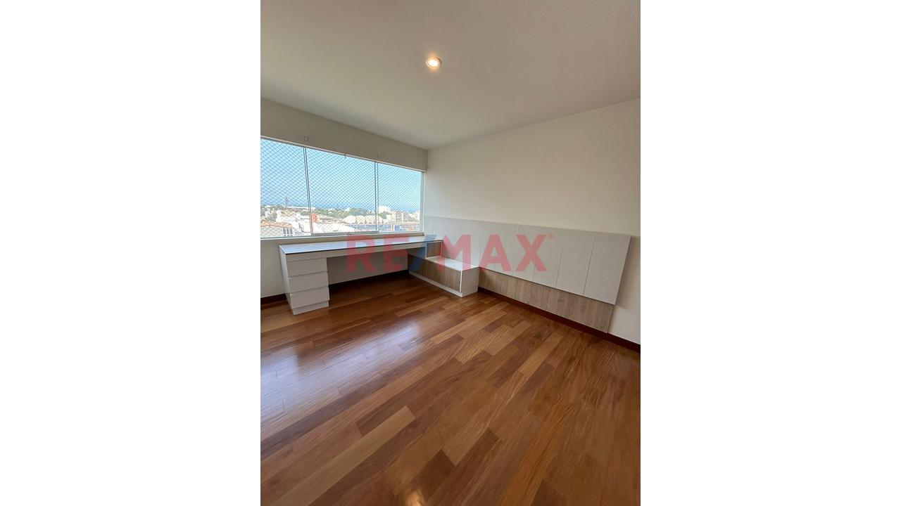 Hermoso Departamento De 4 Dorm, Remodelado Y Con Vista Lateral Al Golf De San Isidro. — foto 5