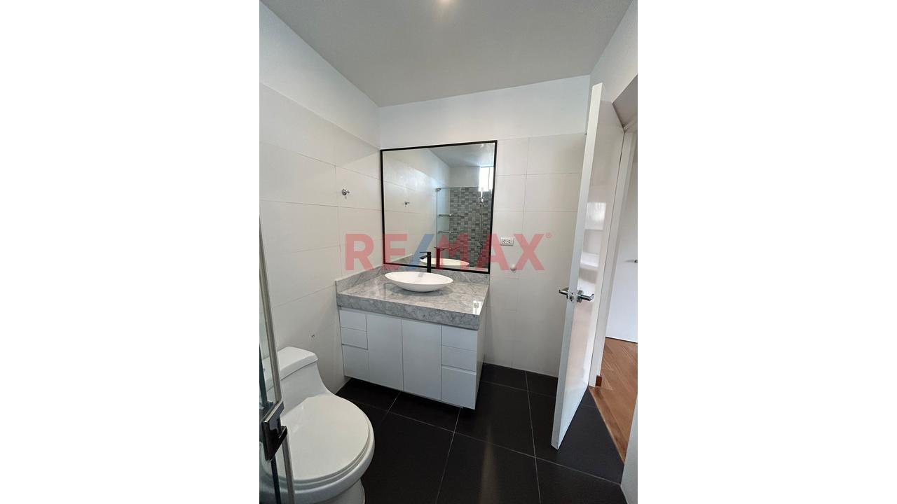 Hermoso Departamento De 4 Dorm, Remodelado Y Con Vista Lateral Al Golf De San Isidro. — foto 13
