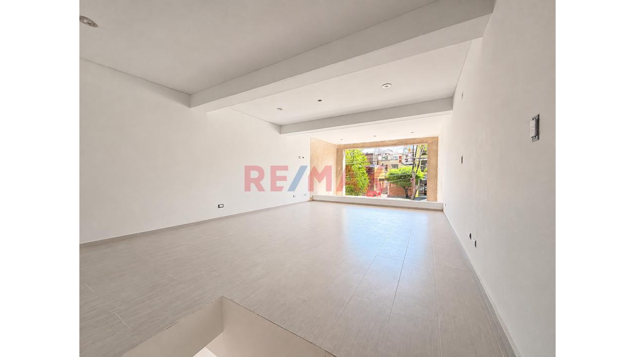 🏢 Alquiler De Local Comercial En Urb. Magisterial – Umacollo - 2