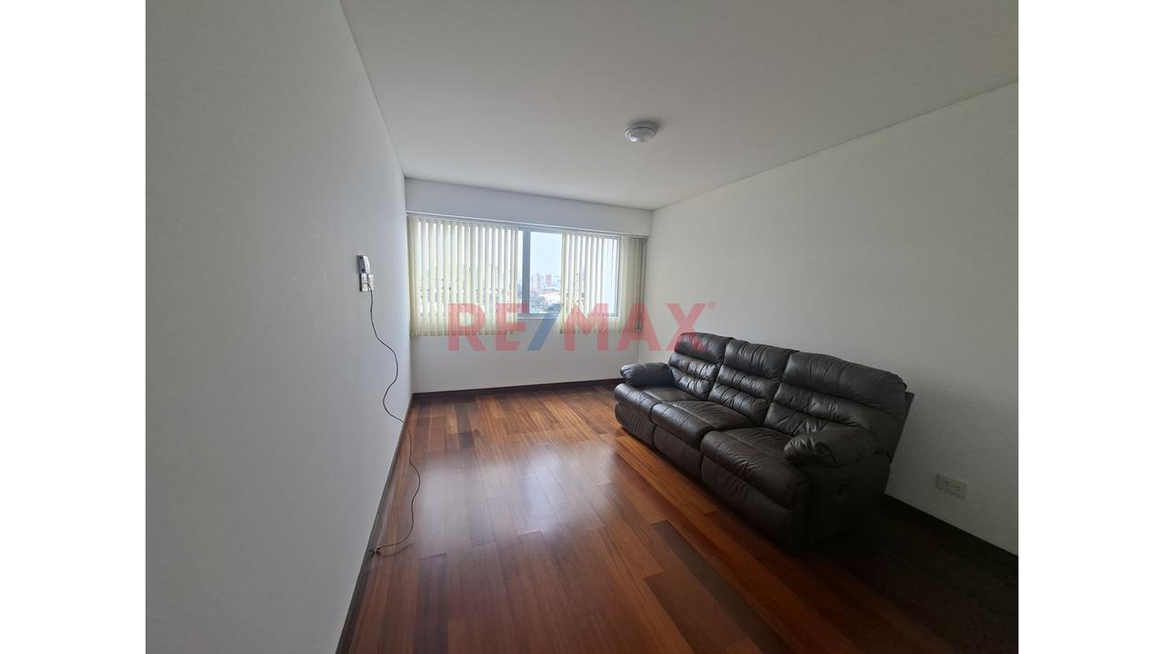 Lindo Departamento En La Tradicional Av Dos De Mayo, Con Muy Buena Distribucion Y Areas Comunes. — foto 11