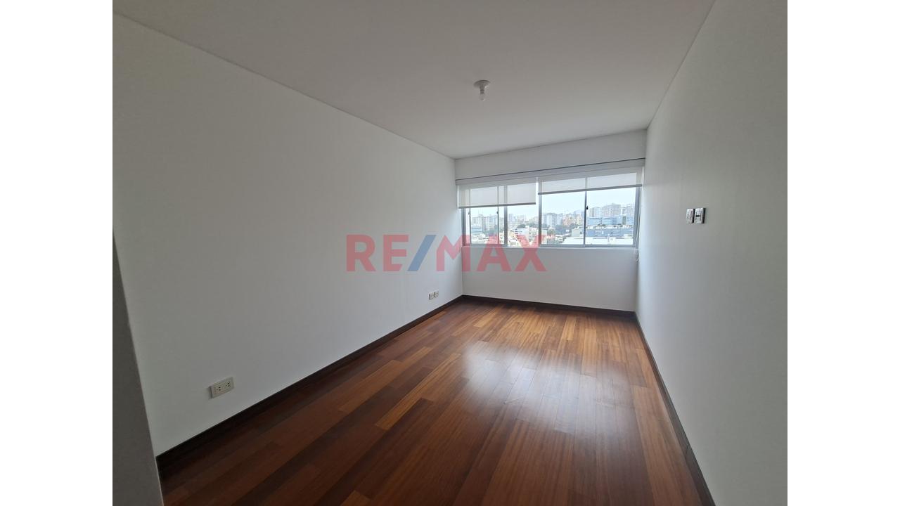 Lindo Departamento En La Tradicional Av Dos De Mayo, Con Muy Buena Distribucion Y Areas Comunes. — foto 3