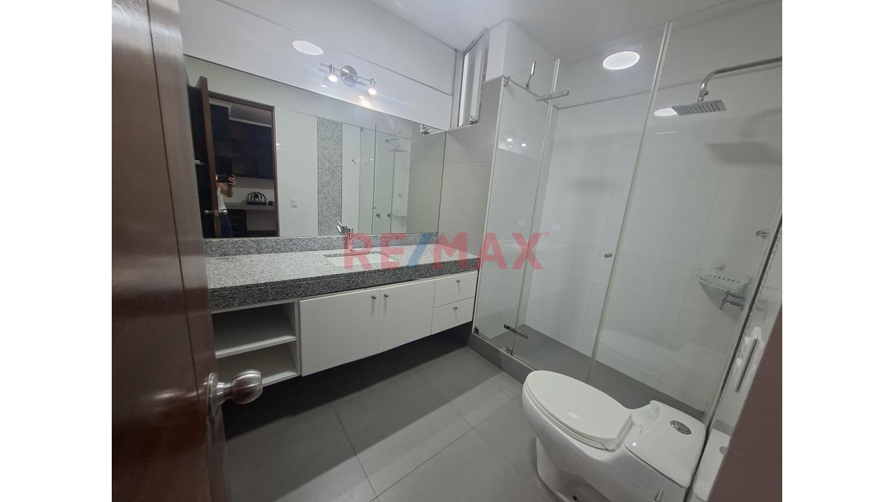 Lindo Departamento En La Tradicional Av Dos De Mayo, Con Muy Buena Distribucion Y Areas Comunes. — foto 4