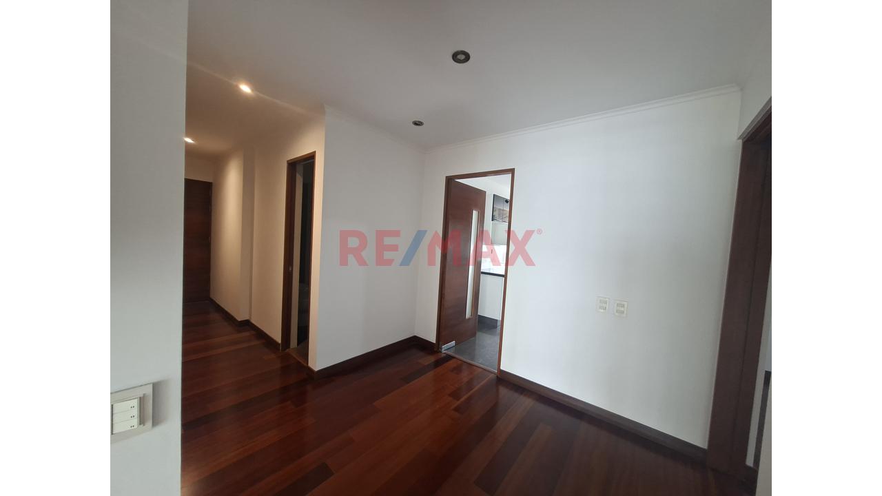 Lindo Departamento En La Tradicional Av Dos De Mayo, Con Muy Buena Distribucion Y Areas Comunes. — foto 8