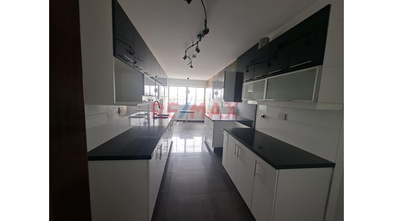 Lindo Departamento En La Tradicional Av Dos De Mayo, Con Muy Buena Distribucion Y Areas Comunes. — foto 10