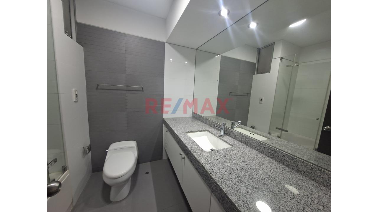Lindo Departamento En La Tradicional Av Dos De Mayo, Con Muy Buena Distribucion Y Areas Comunes. — foto 9