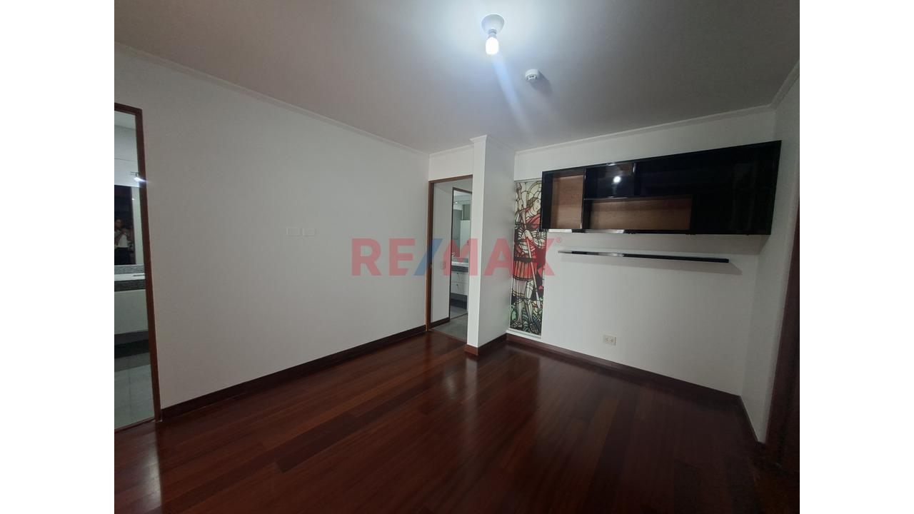 Lindo Departamento En La Tradicional Av Dos De Mayo, Con Muy Buena Distribucion Y Areas Comunes. — foto 4