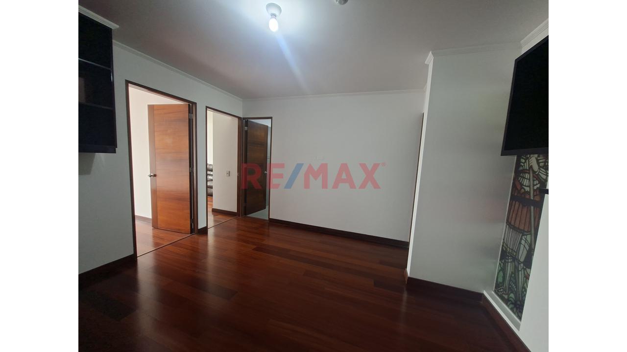 Lindo Departamento En La Tradicional Av Dos De Mayo, Con Muy Buena Distribucion Y Areas Comunes. — foto 3