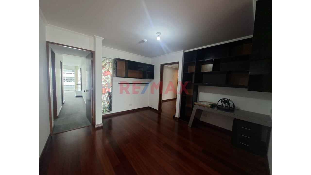 Lindo Departamento En La Tradicional Av Dos De Mayo, Con Muy Buena Distribucion Y Areas Comunes. — foto 12