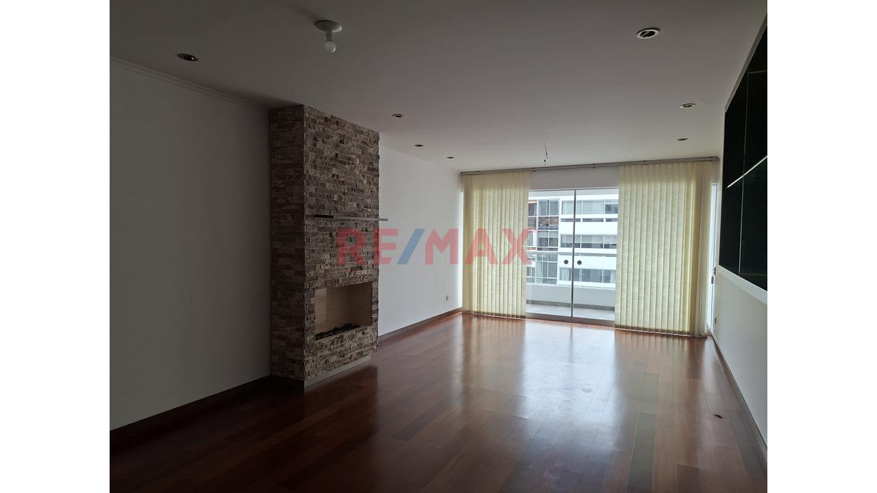 Lindo Departamento En La Tradicional Av Dos De Mayo, Con Muy Buena Distribucion Y Areas Comunes.