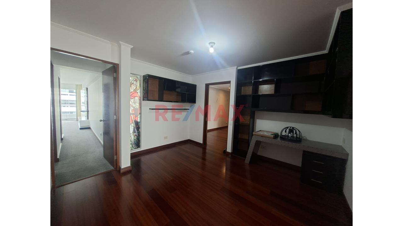 Lindo Departamento En La Tradicional Av Dos De Mayo, Con Muy Buena Distribucion Y Areas Comunes. — foto 8