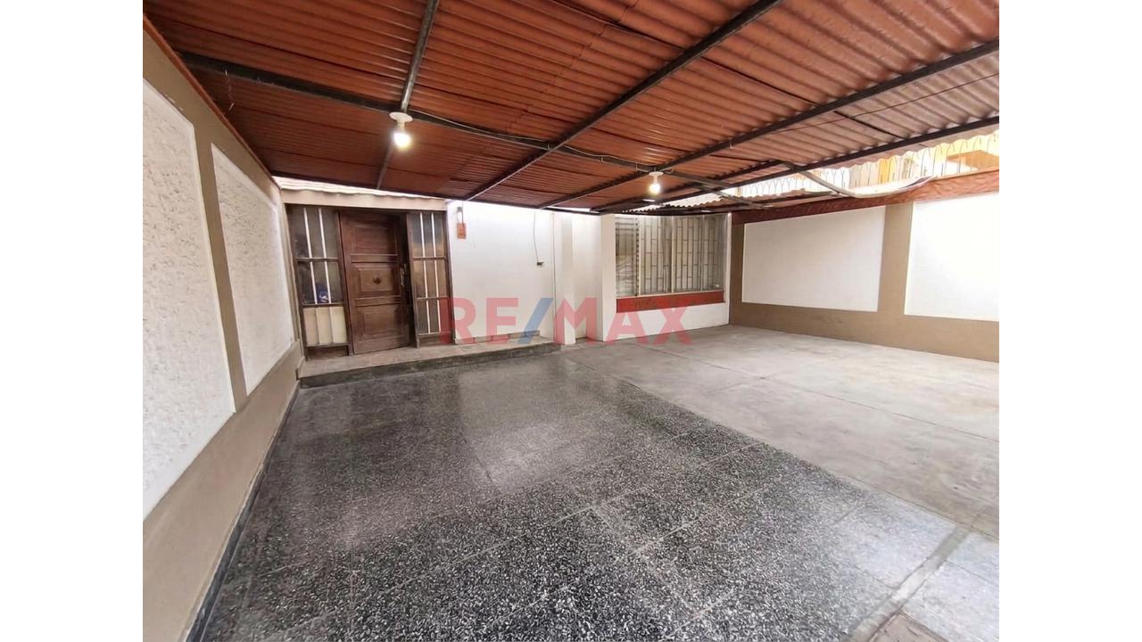 Vendo Amplia Casa Familiar De 160 M² Frente Al Colegio Claretiano. San Miguel - 2