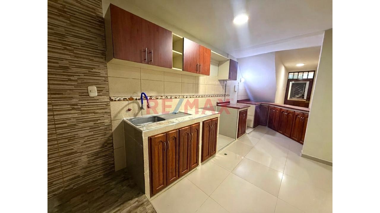 Departamento Duplex En Venta Frente A Parque - Urb La Alameda — foto 2