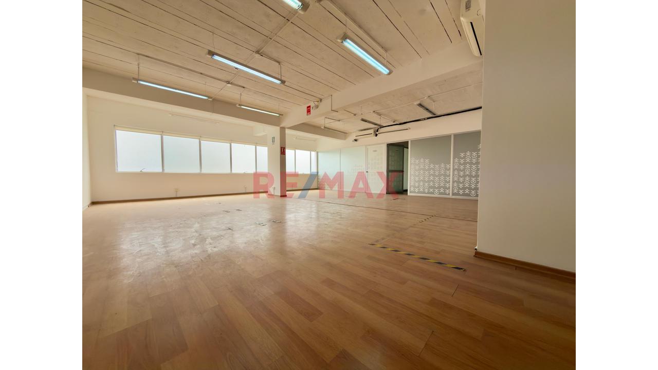 Vendo Oficina Implementada De 136 M² En Río Business Center: Con 2 Estacionamientos — foto 2