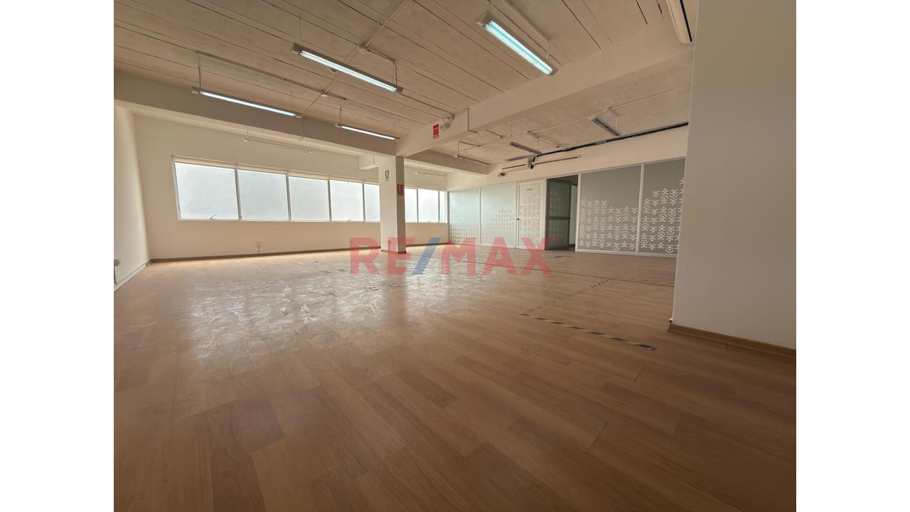 Vendo Oficina Implementada De 136 M² En Río Business Center: Con 2 Estacionamientos