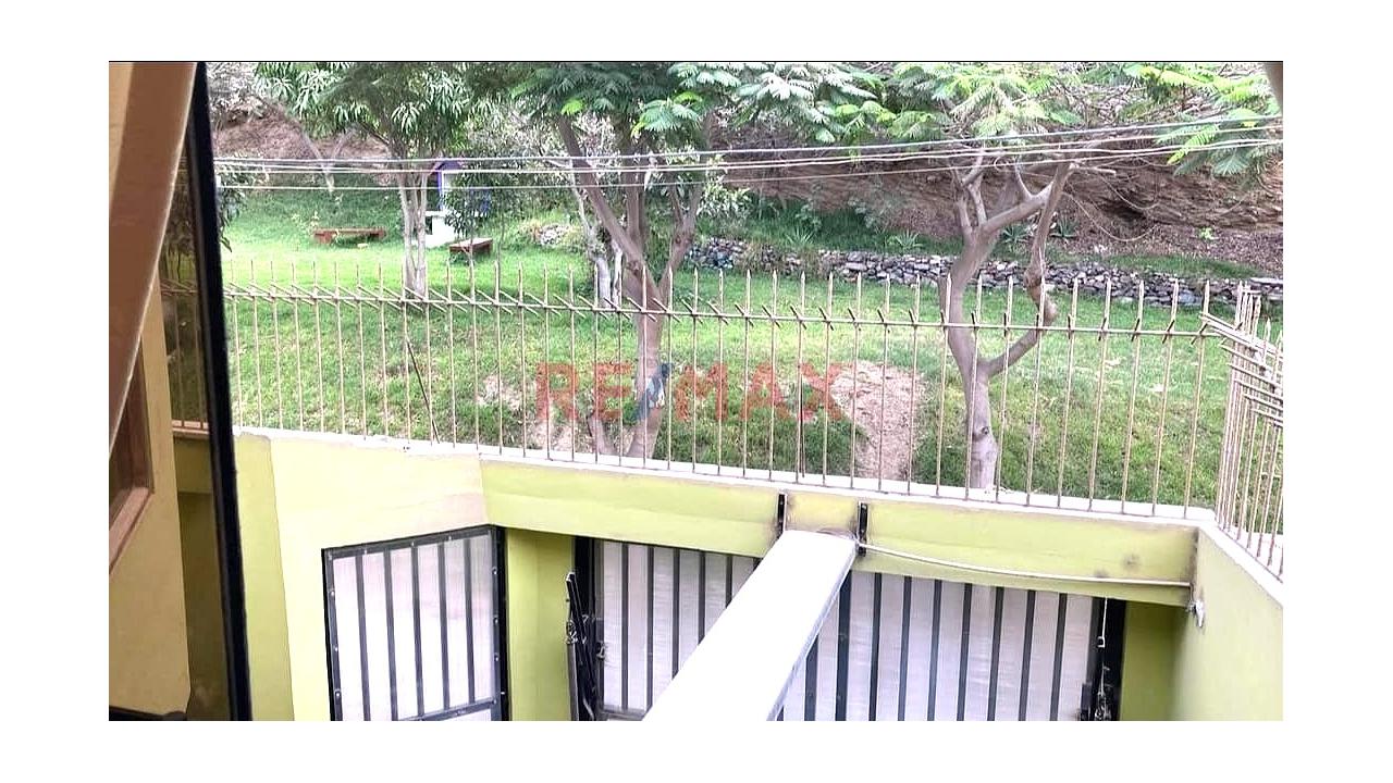 Casa De Dos Pisos  Con Estacionamiento Frente Al Parque — foto 5