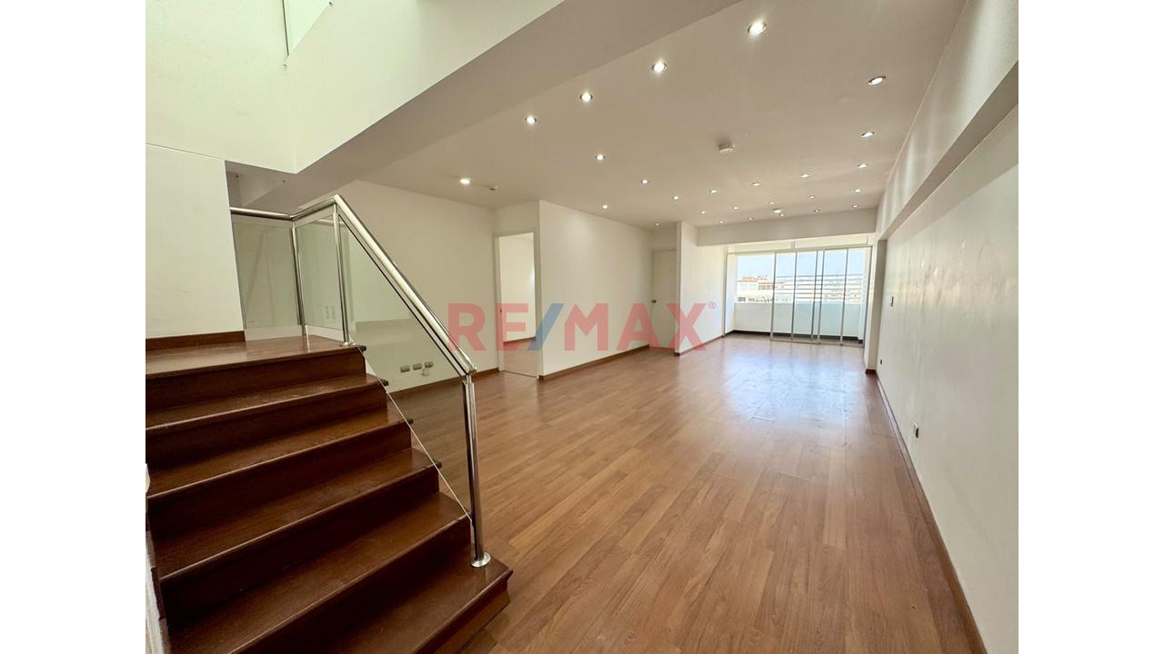 Alquilo Departamento Duplex Con Cochera En Miraflores - 1