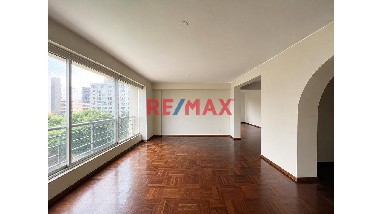 Departamento En Venta San Isidro - Frente Embajada De Chile / 2 Depas En 1