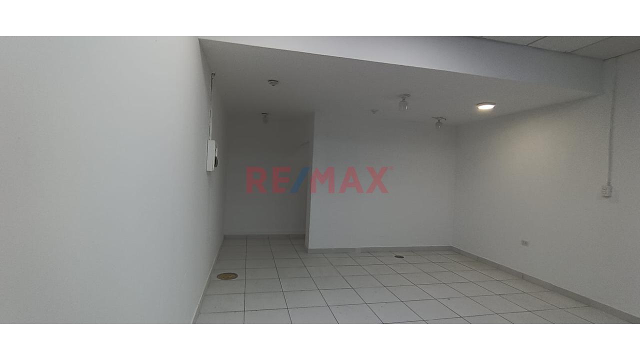 Alquiler De Local Comercial En El Callao De 38 M2, En Toda La Av. Saenz Peña Al Costado Del Mercado Central — foto 15