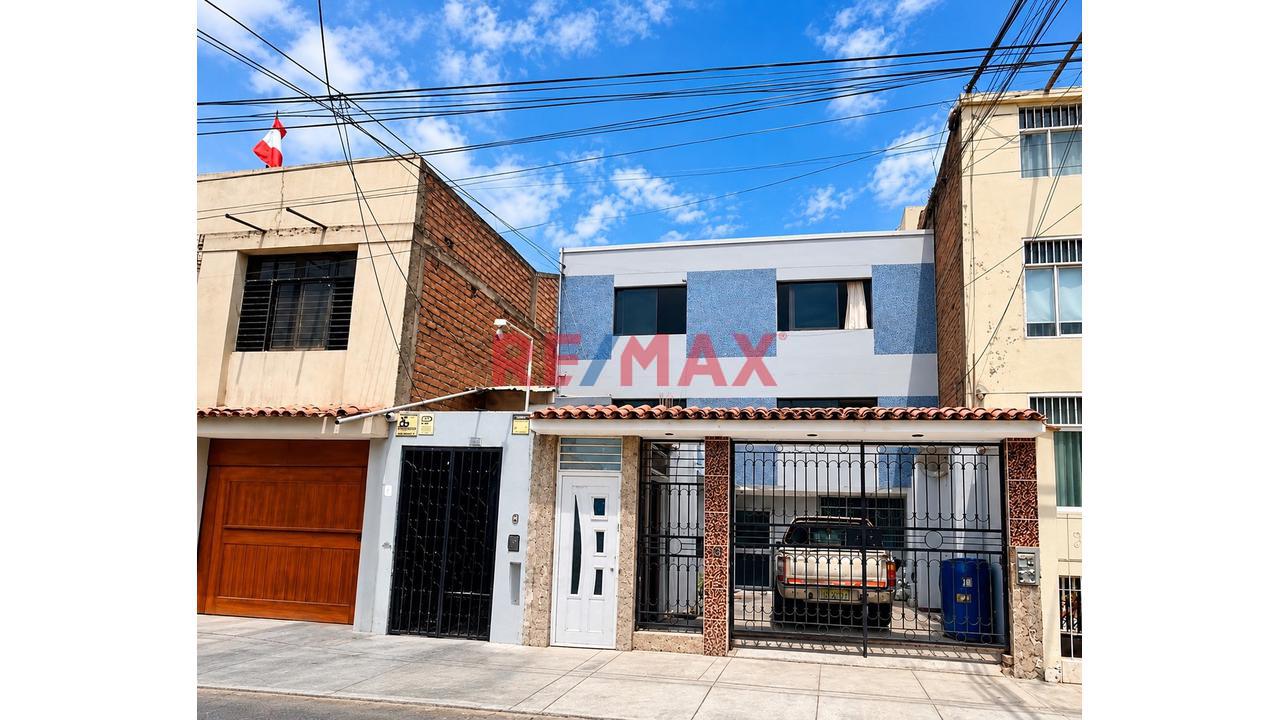 Venta De Departamento Duplex Con Azotea Urb Primavera - 1