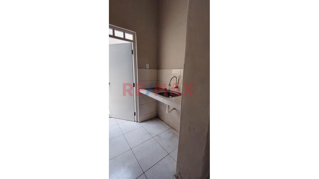 Casa Con Vista Interna De 107 M² Con Amplio Patio Y Aires En Breña — foto 6
